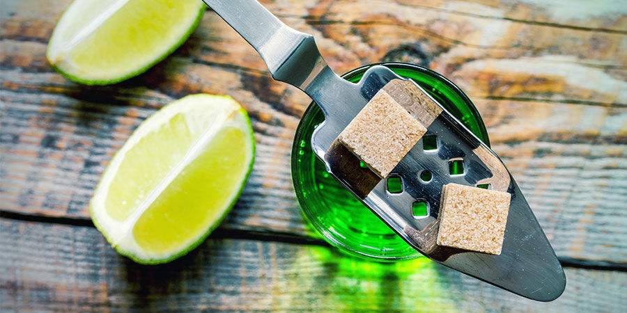 Sådan laver du absint med et gør-det-selv-absintkit Sådan laver du absint med et gør-det-selv-absintkit