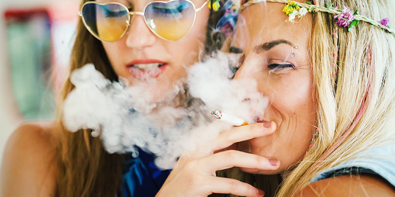 Del cannabis-kærlighed med verden Del cannabis-kærlighed med verden