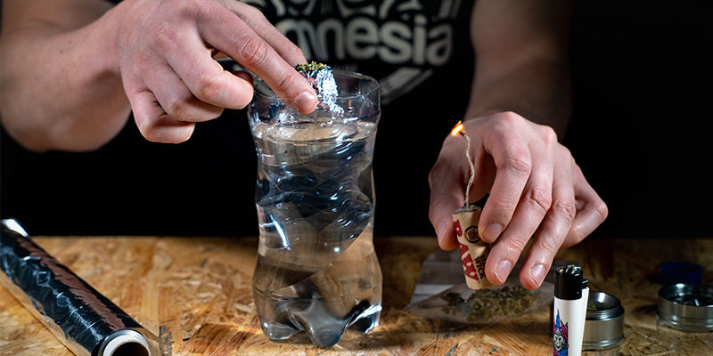 Sænk forsigtigt bongen ned i vandet Gravity bong i spand: Sænk forsigtigt bongen ned i vandet