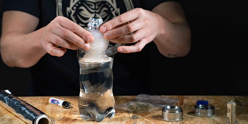 Træk forsigtigt bongen opad, mens du tænder hovedet Gravity bong i spand: Træk forsigtigt bongen opad, mens du tænder hovedet