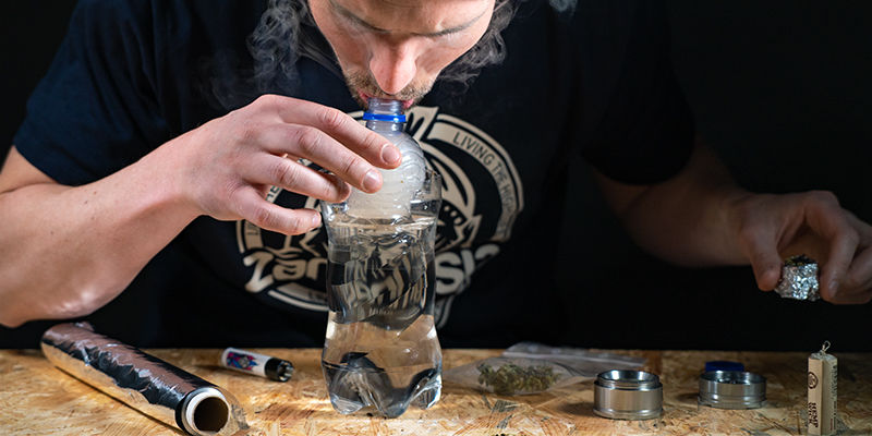 Pres bongen ned i vandet Gravity bong i spand: pres bongen ned i vandet