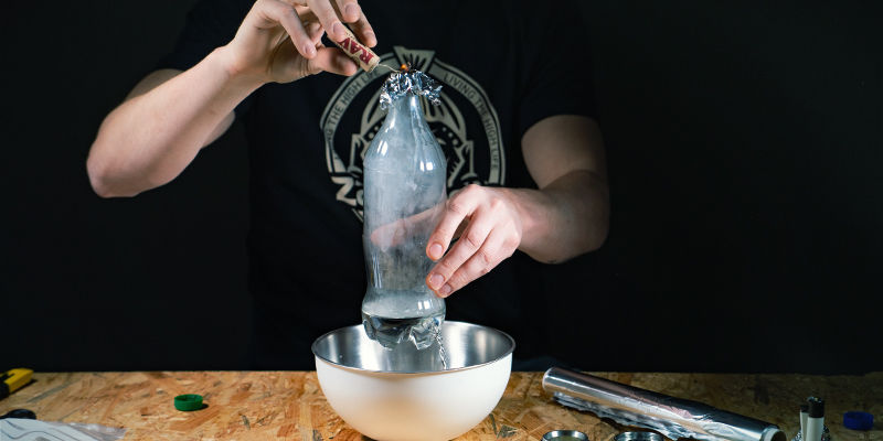 Når vandstanden er faldet ned under hullet, fjerner du alufolien Vandfalds-gravity bong: Når vandstanden er faldet ned under hullet, fjerner du alufolien.