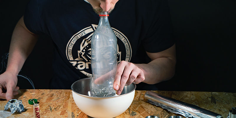 Sæt munden over toppen, og sug kraftigt ind Vandfalds-gravity bong: Sæt munden over toppen, og sug kraftigt ind.