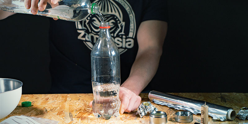 Fyld med vand og dæk rush hole til Vandfalds-gravity bong: fyld med vand og dæk rush hole til