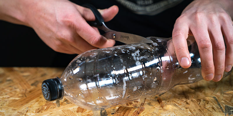 Skær bunden af den anden, større flaske Spand-gravity bong: Skær bunden af den anden, større flaske