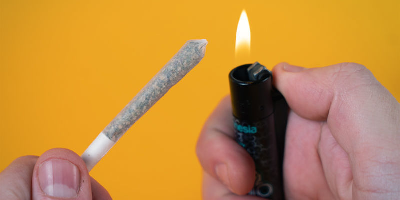 Tænd din joint på den rigtige måde Sådan ruller du en joint, der ikke kanor: Tænd din joint på den rigtige måde
