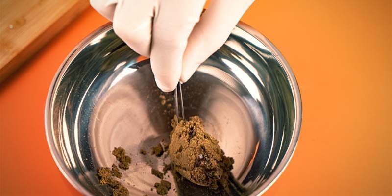 Kom dit kief i en skål af rustfrit stål Place Your Kief In A Stainless Steel Bowl