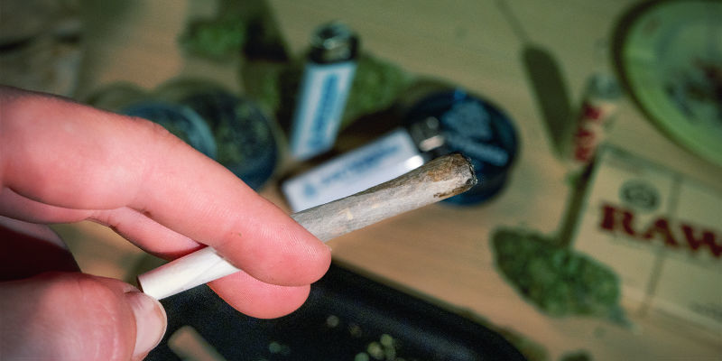 Hvorfor tror folk, at det er bedre at holde et sug marihuana inde? People Think Holding Marijuana Hit Is Better
