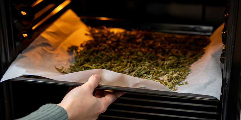 For at klargøre dit cannabis skal du først decarboxylere det To prepare your cannabis material, you first need to decarboxylate it