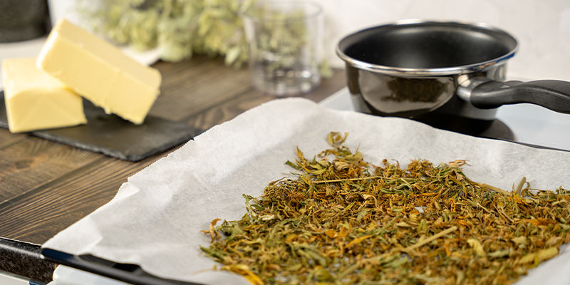 Vælg derefter en gryde, som du kan fylde op til cirka en tredjedel med dit blendede cannabis. Next, choose a cooking pot that you can fill to one-third capacity with your blended cannabis.