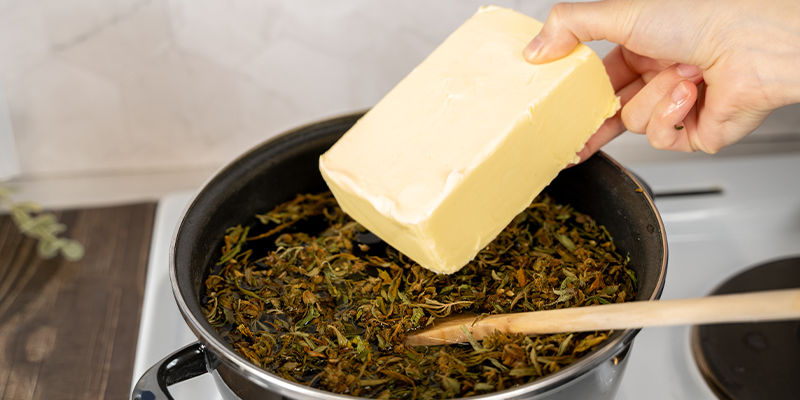 Tilsæt nu smør og vand i gryden/grydeme i forholdet 1:4. Next, add sticks of butter and water into your pot(s) at a 1:4 ratio.