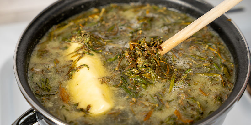 Nu hvor du har en “suppe” af cannabis og smør i gryden, er det tid til at varme op. Now that you have a weed and butter “soup” in your pots, it's time to start heating them up.