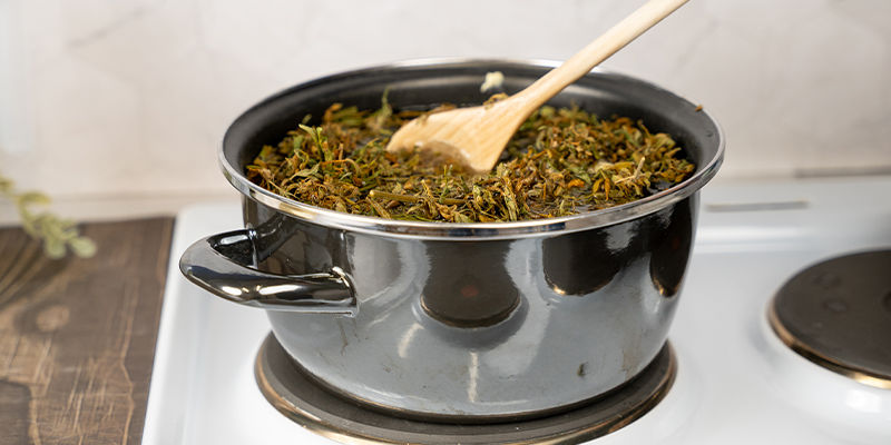 Mens blandingen simrer, skal du røre jævnligt og efterfylde med varmt vand, når mængden er halveret. As you boil the mixture, stir it regularly with your wooden spoon and keep topping it up with hot water when it reduces by half the original volume.