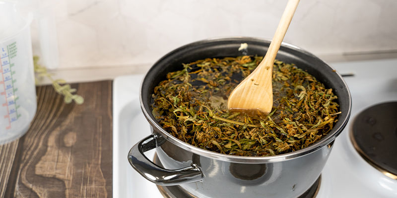 Hold en jævn varme på din cannabutter, men lad den ikke komme i fuldt kog. Keep a consistent heat on your cannabutter, but be sure not to let it come to a full boil.