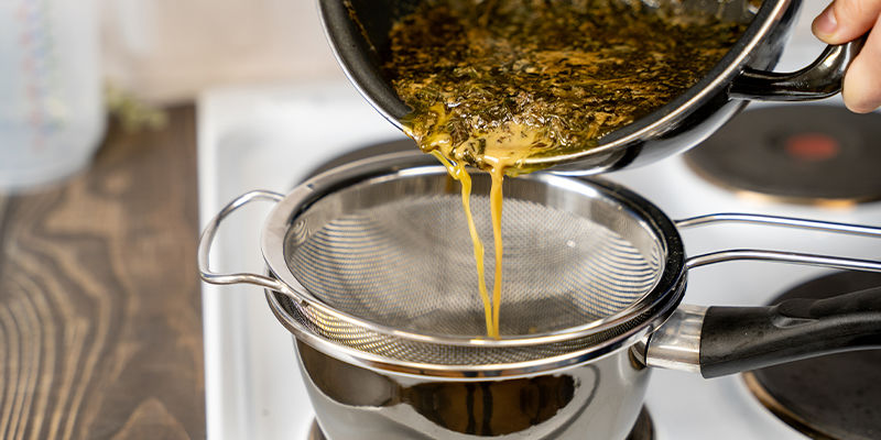 Når tiden er gået, tager du gryden af varmen og hælder væsken gennem en si eller et ostelærred i en varmebestandig beholder. After this time, take the liquid off the heat, then pour it into a heat-resistant container using a sieve or cheesecloth.