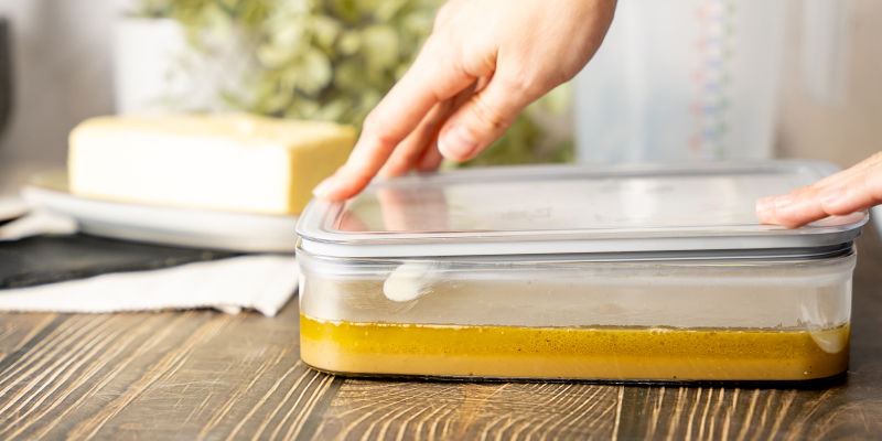 Nu har du en beholder med et olielag ovenpå et lag vand. You are now left with a container that has a layer of oil on top of a layer of water.