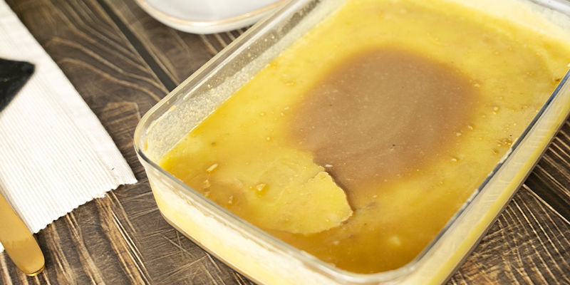 Næste dag tager du forsigtigt laget af cannabutter op af beholderen. When you come back the next day, carefully remove the layer of cannabutter from the container.