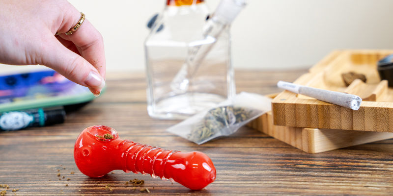 Ryg hash i en pibe eller bong Ryg hash i en pibe eller bong