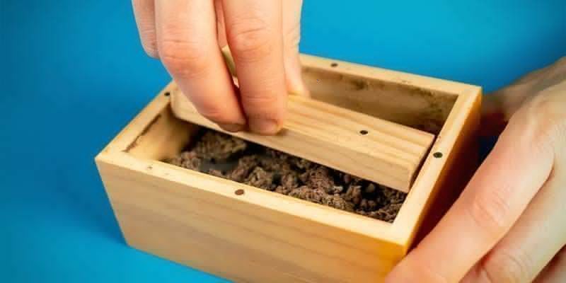 Åbn sigteboksen og bland den nu findelte cannabis grundigt Åbn sigteboksen og bland den nu findelte cannabis grundigt