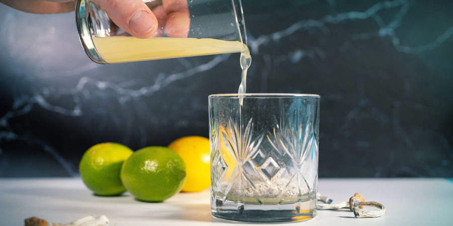 Pres citronerne og hæld over svampepulveret Lemon Tek Directions: Juice The Lemons And Pour Over The Mushroom Powder