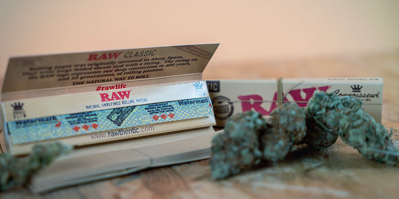 RAW Connoisseur rullepapir King Size + tips RAW Connoisseur Rolling Papers King Size + Tips