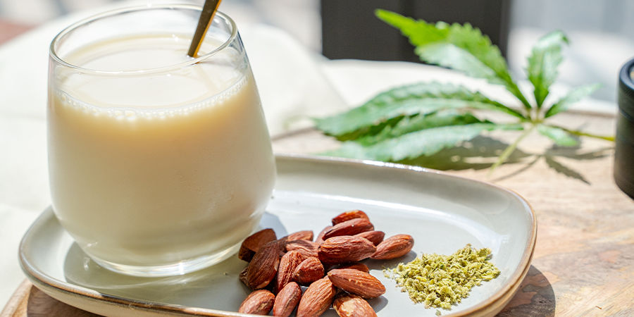 Opskrift på vegansk cannabis-mandelmælk Opskrift på vegansk cannabis-mandelmælk