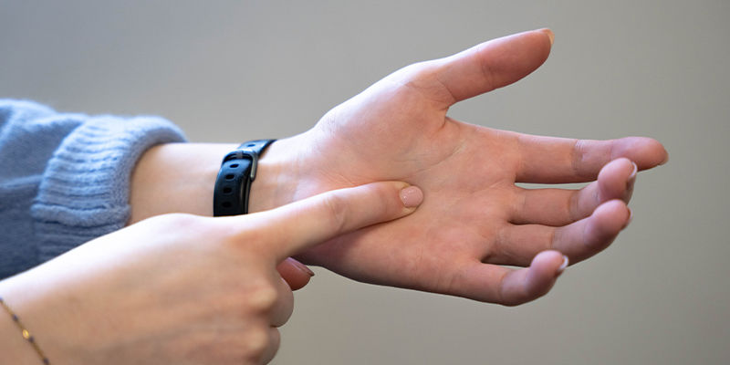 Prøv at skubbe din finger gennem din håndflade Prøv at skubbe din finger gennem din håndflade