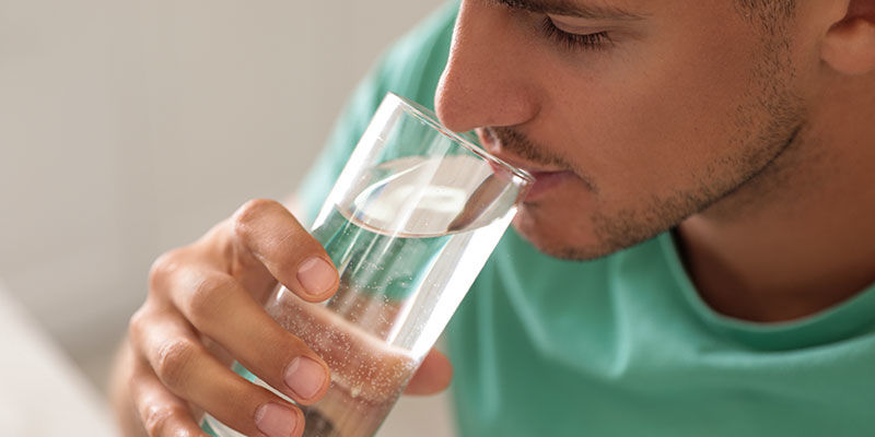 Hydrér, hydrér, hydrér Kom dig efter tømmermænd: Hydrér, hydrér, hydrér