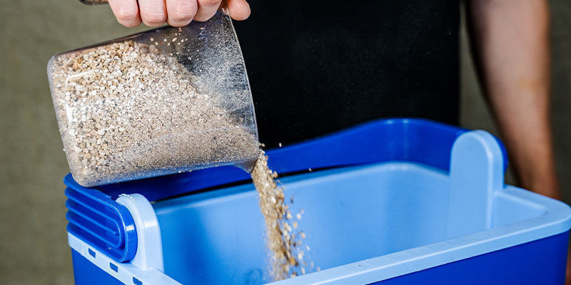 Tilsæt vermiculit og kaffegrums Add the vermiculite and coffee grounds