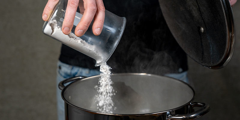 Kog cirka 2,5 liter vand Boil around 2.5 litres of water