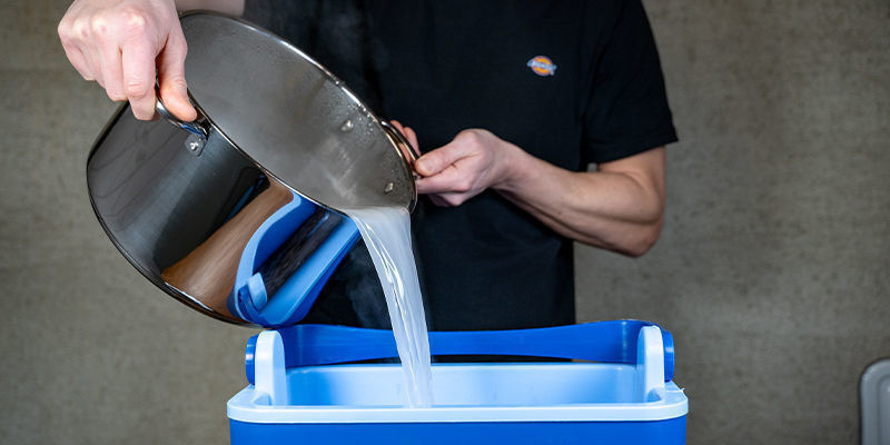 Når vandet koger og gipsen er tilsat, kan du hælde det over kokosfibre og vermiculit i spanden Now, once the water is boiled and the gypsum is added, you can pour it over the coco coir and vermiculite in the bucket