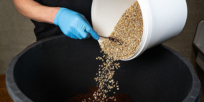 Tøm din spagnum og vermiculit i din røreskål eller beholder Empty Your Peat Moss And Vermiculite Into Your Mixing Bowl Or Container