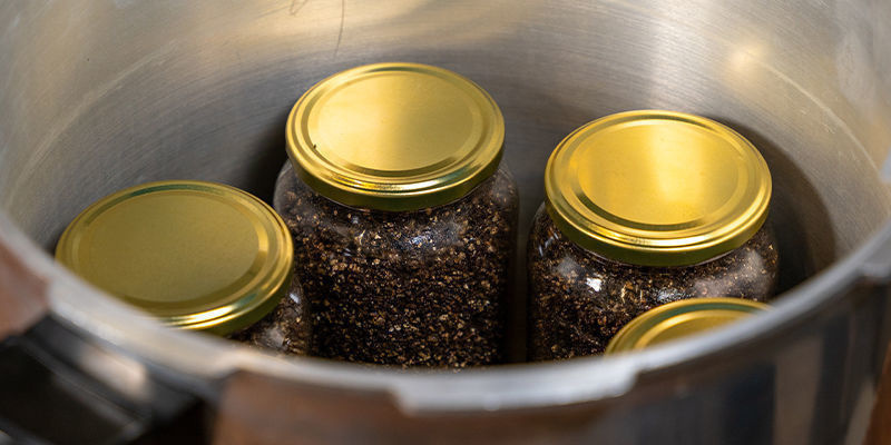 Kom blandingen i en pose med en ske Spoon Your Mixture Into A Bag