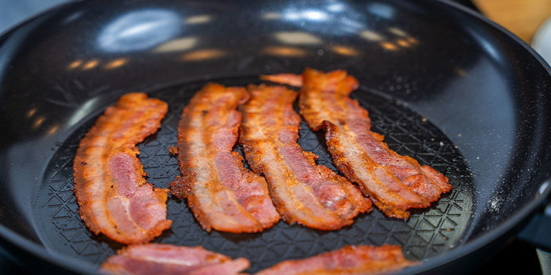 Steg baconskiverne på en pande ved middel varme Steg baconskiverne på en pande ved middel varme
