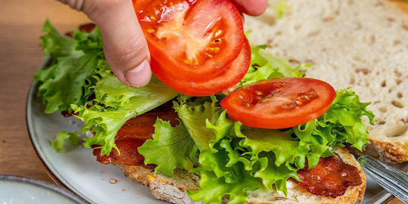 Læg den anden brødskive ovenpå, og servér Læg den anden brødskive ovenpå, og servér