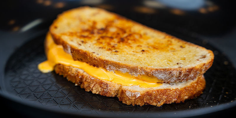 Rist sandwichen, til den ene side er ristet og let gylden Rist sandwichen, til den ene side er ristet og let gylden