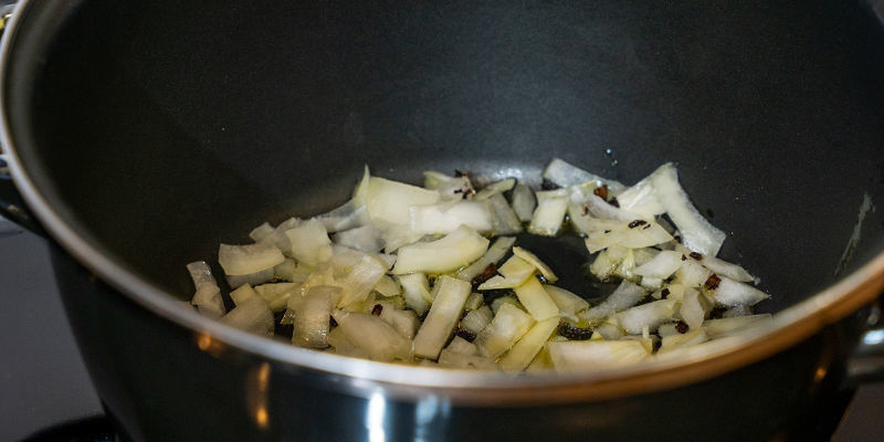 Sautér løg og svampe i lidt smør eller olivenolie, til de er bløde. Tilsæt hvidløget, og steg i cirka 1 minut mere Sautér løg og svampe i lidt smør eller olivenolie, til de er bløde. Tilsæt hvidløget, og steg i cirka 1 minut mere