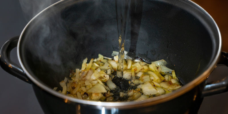 Hæld vand og grøntsagsbouillon i, og lad det simre i cirka 15 minutter Hæld vand og grøntsagsbouillon i, og lad det simre i cirka 15 minutter