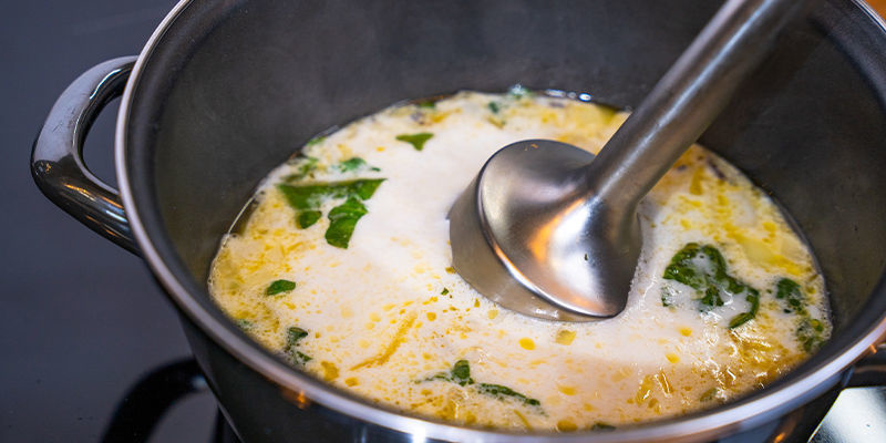 Blend kort, hvis du vil have en mere rustik suppe, eller blend helt, hvis du ønsker en glat konsistens Blend kort, hvis du vil have en mere rustik suppe, eller blend helt, hvis du ønsker en glat konsistens