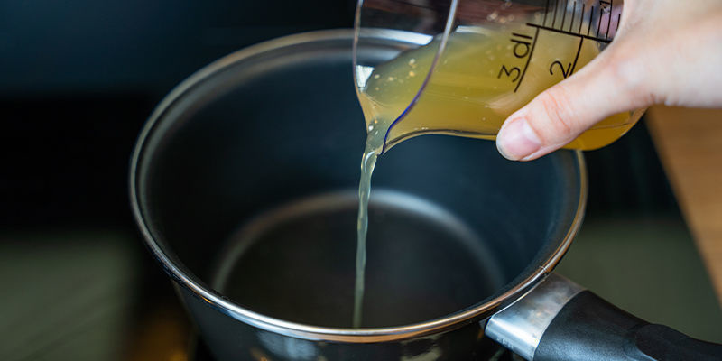 I en kasserolle blandes frugtjuice, sukker (eller honning) og neutral gelatine eller agar-agar In A Saucepan, Combine Fruit Juice, Sugar (Or Honey), And Unflavoured Gelatine Or Agar-Agar