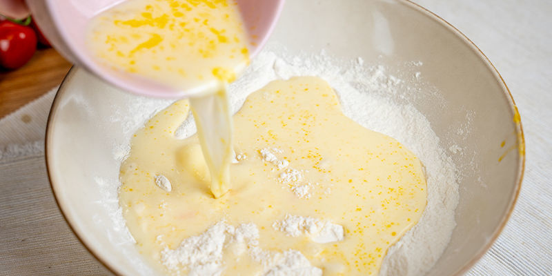 Hæld de våde ingredienser i de tørre og rør kun til det lige er samlet Hæld de våde ingredienser i de tørre og rør kun til det lige er samlet