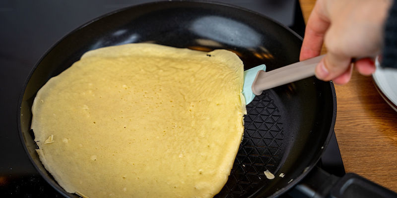 Varm en slip-let-pande op ved middel varme, og smør den let. Varm en slip-let-pande op ved middel varme, og smør den let.