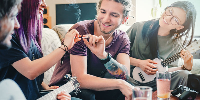 Cannabis kan gøre dig mere social og snakkesalig Cannabis can make you more sociable and talkative