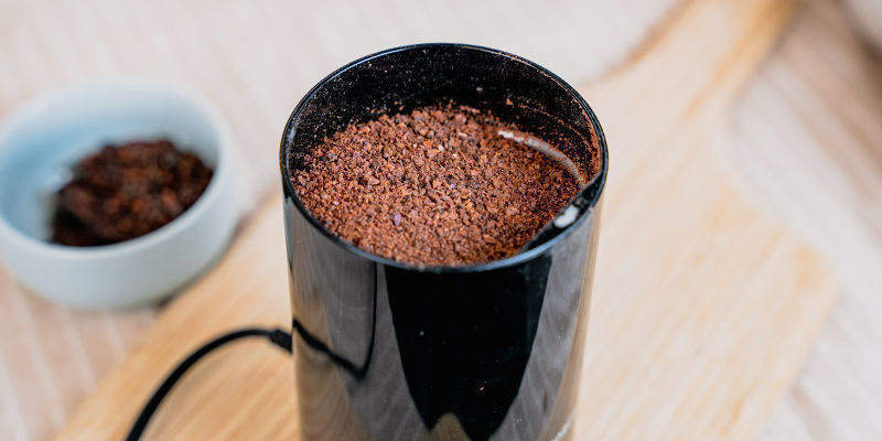 8. Kom de afskallede b&oslash;nner i en kaffekv&aelig;rn