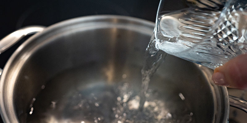 Hæld 3 kopper vand i en gryde og bring det i kog Put 3 Cups Of Water Into A Pan And Bring It To Boil