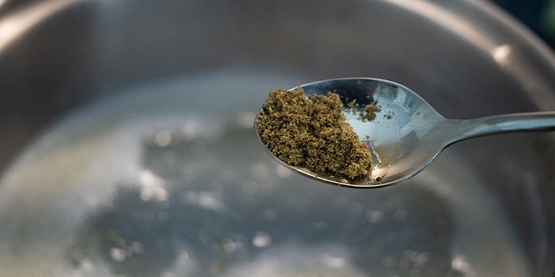 Tilsæt cannabissen til blandingen Add The Weed Into The Mixture