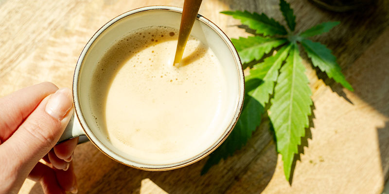 Når kaffen er lavet, så brug en stavblender til at blande olien grundigt med kaffen Once The Coffee Is Made, Use A Kitchen Immersion Blender To Help The Oil Mix Thoroughly With The Coffee