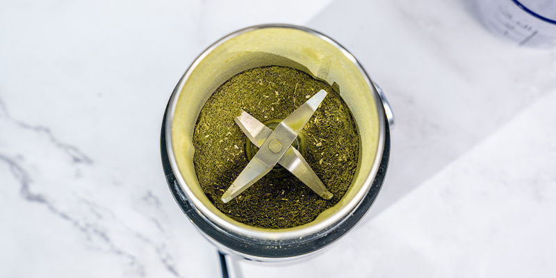 Kværn dit dekarboxylerede cannabis Grind your decarbed weed