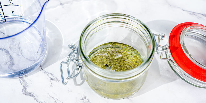 Tag dit glas, tilsæt cannabis og derefter glycerin Take your jar, add your cannabis followed by the glycerine