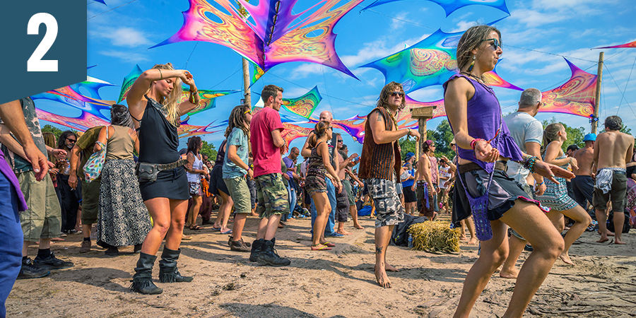 Dans til en psykedelisk festival